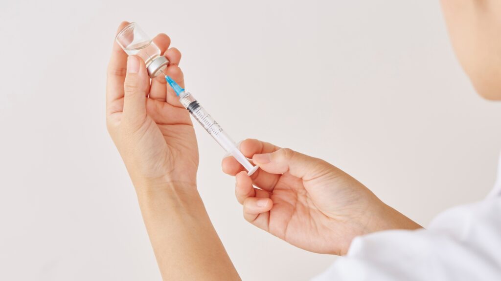 infirmière avec une fiole pour un vaccination - blogue mythes et réalités
