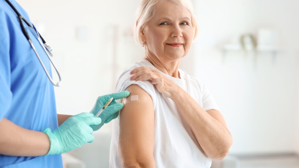 Vaccin de rappel pour une dame avec cheveux blanc